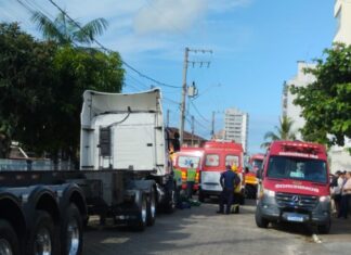 Caminhoneiro morre após ser atropelado pelo próprio veículo durante manutenção em Navegantes