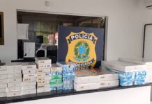 PRF flagra carga de eletrônicos escondida em carro sobre guincho no Litoral Norte