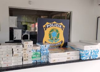 PRF flagra carga de eletrônicos escondida em carro sobre guincho no Litoral Norte