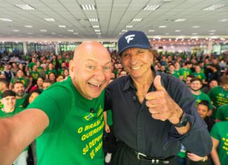 Luciano Hang recebe Emerson Fittipaldi no Centro Administrativo da Havan