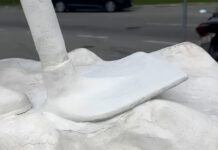Artista Walmir Binhotti conclui reparo do monumento L´Arrivo