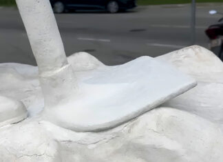 Artista Walmir Binhotti conclui reparo do monumento L´Arrivo