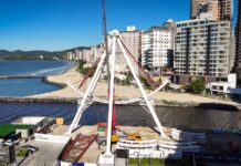 Montagem da roda-gigante de Itapema avança: conheça os números e curiosidades da It!Wheel