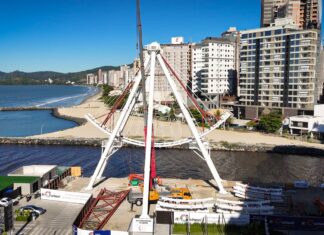 Montagem da roda-gigante de Itapema avança: conheça os números e curiosidades da It!Wheel