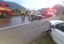 Colisão frontal entre dois carros deixa três feridos em Penha