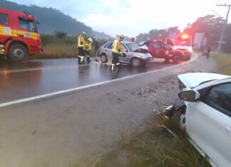 Colisão frontal entre dois carros deixa três feridos em Penha