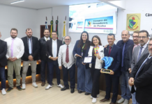 Câmara de Penha aprova projetos e homenageia jovem atleta