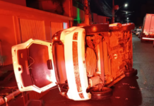 Motorista capota carro em Itajaí, admite consumo de álcool e recusa atendimento hospitalar