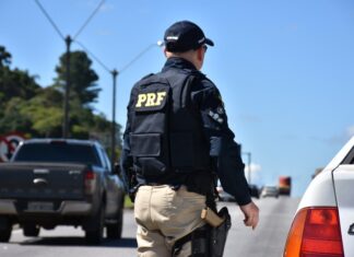 PRF é atropelado por motociclista sem habilitação durante fiscalização no Oeste catarinense