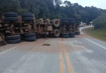 Tombamento de caminhão com carga de toras mantém BR-282 totalmente interditada em Rancho Queimado