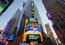 Véio da Havan invade Times Square e surpreende brasileiros em Nova Iorque
