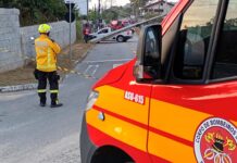 Motorista fica ferido após colidir veículo contra poste em Penha