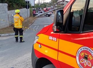 Motorista fica ferido após colidir veículo contra poste em Penha