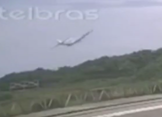 Falha no motor levou piloto a tentar pouso de emergência na praia antes da queda de avião em Navegantes