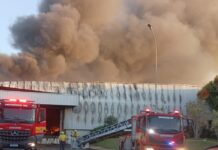 Após 15 horas de combate, incêndio na fábrica da Colcci em Itajaí entra em fase de controle