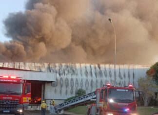 Após 15 horas de combate, incêndio na fábrica da Colcci em Itajaí entra em fase de controle