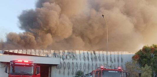 Após 15 horas de combate, incêndio na fábrica da Colcci em Itajaí entra em fase de controle