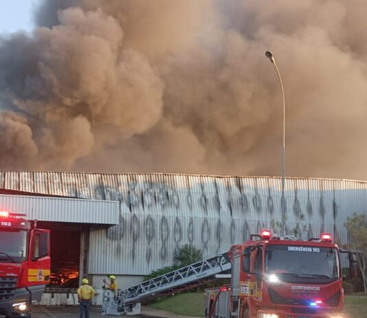 Após 15 horas de combate, incêndio na fábrica da Colcci em Itajaí entra em fase de controle