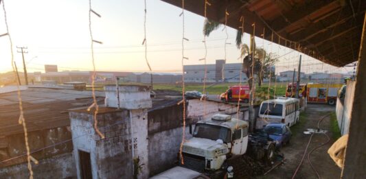 Incêndio destrói 13 veículos em pátio de sucatas às margens da BR-280, em Araquari