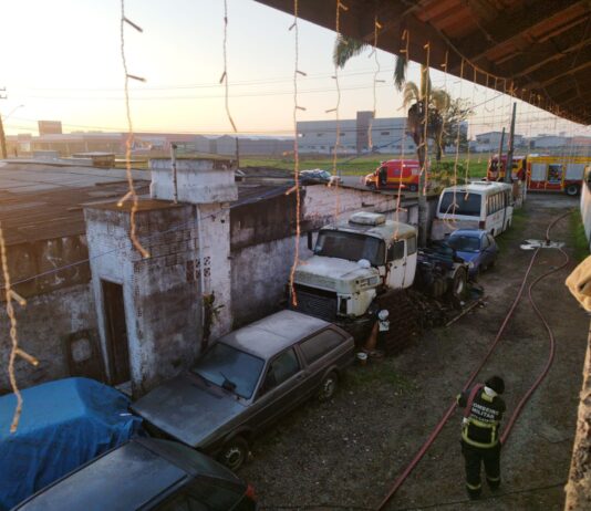 Incêndio destrói 13 veículos em pátio de sucatas às margens da BR-280, em Araquari