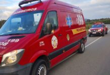 Motorista fica ferida após carro sair da pista e cair em vala na Transbeto, em Penha