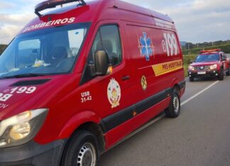 Motorista fica ferida após carro sair da pista e cair em vala na Transbeto, em Penha