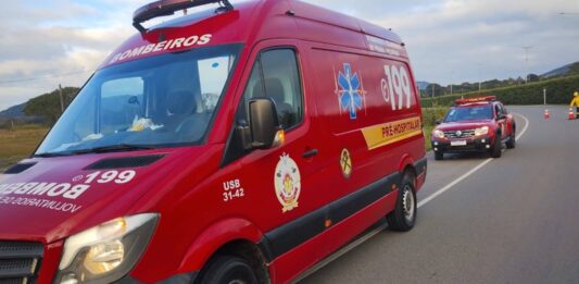 Motorista fica ferida após carro sair da pista e cair em vala na Transbeto, em Penha