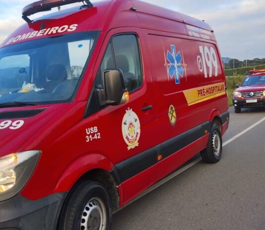 Motorista fica ferida após carro sair da pista e cair em vala na Transbeto, em Penha