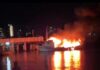 Embarcação é destruída por incêndio na Praia do Trapiche, em Penha