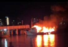 Embarcação é destruída por incêndio na Praia do Trapiche, em Penha