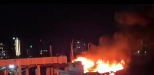 Embarcação é destruída por incêndio na Praia do Trapiche, em Penha