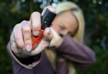Mulheres podem comprar e usar spray de pimenta para defesa pessoal
