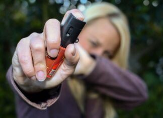 Mulheres podem comprar e usar spray de pimenta para defesa pessoal
