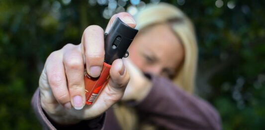 Mulheres podem comprar e usar spray de pimenta para defesa pessoal
