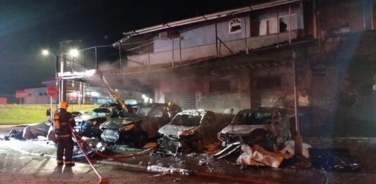 Incêndio destrói quatro viaturas da Segurança Pública de Araquari; polícia apura suspeita de incêndio criminoso