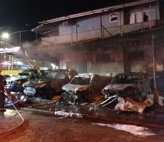 Incêndio destrói quatro viaturas da Segurança Pública de Araquari; polícia apura suspeita de incêndio criminoso