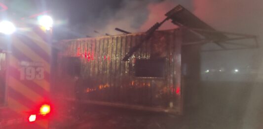 Incêndio atinge escritório de empresa em Navegantes e mobiliza Corpo de Bombeiros