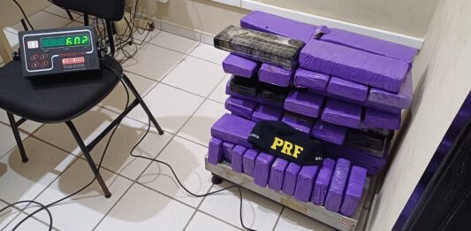 Homem é preso na BR-101 em Joinville com 60 quilos de maconha em porta-malas de automóvel