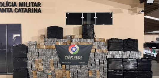 Polícia Militar apreende mais de 3,5 toneladas de cocaína em operação entre Navegantes e Blumenau; suspeito é preso após perseguição no dia seguinte