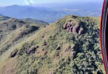 Jovem de 17 anos é resgatado de helicóptero após sofrer queda durante trilha no Monte Garuva