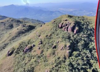 Jovem de 17 anos é resgatado de helicóptero após sofrer queda durante trilha no Monte Garuva