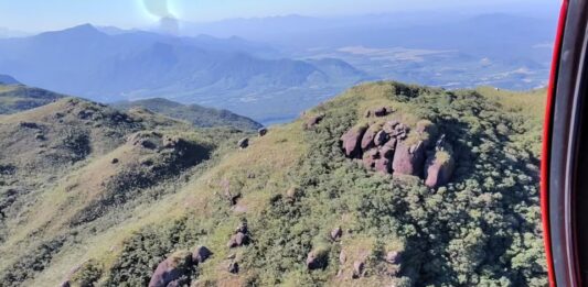 Jovem de 17 anos é resgatado de helicóptero após sofrer queda durante trilha no Monte Garuva