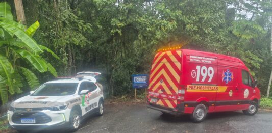 Homem é encontrado sem vida em costão da Praia do Bananal, em Penha