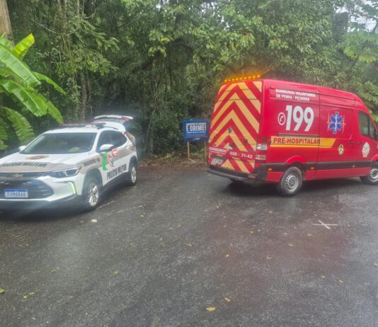 Homem é encontrado sem vida em costão da Praia do Bananal, em Penha