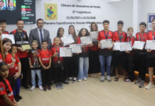 Câmara de Penha aprova projetos e homenageia equipe de karatê