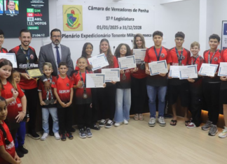 Câmara de Penha aprova projetos e homenageia equipe de karatê