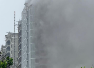 Incêndio em obra mobiliza bombeiros e equipes seguem no rescaldo em Balneário Piçarras