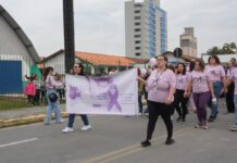 Caminhada reúne cerca de 300 pessoas e abre programação do Agosto Lilás em Balneário Piçarras