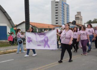 Caminhada reúne cerca de 300 pessoas e abre programação do Agosto Lilás em Balneário Piçarras