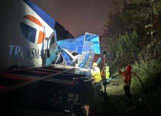 Caminhoneiro fica gravemente ferido após colisisão entre caminhões na BR-101, em Garuva